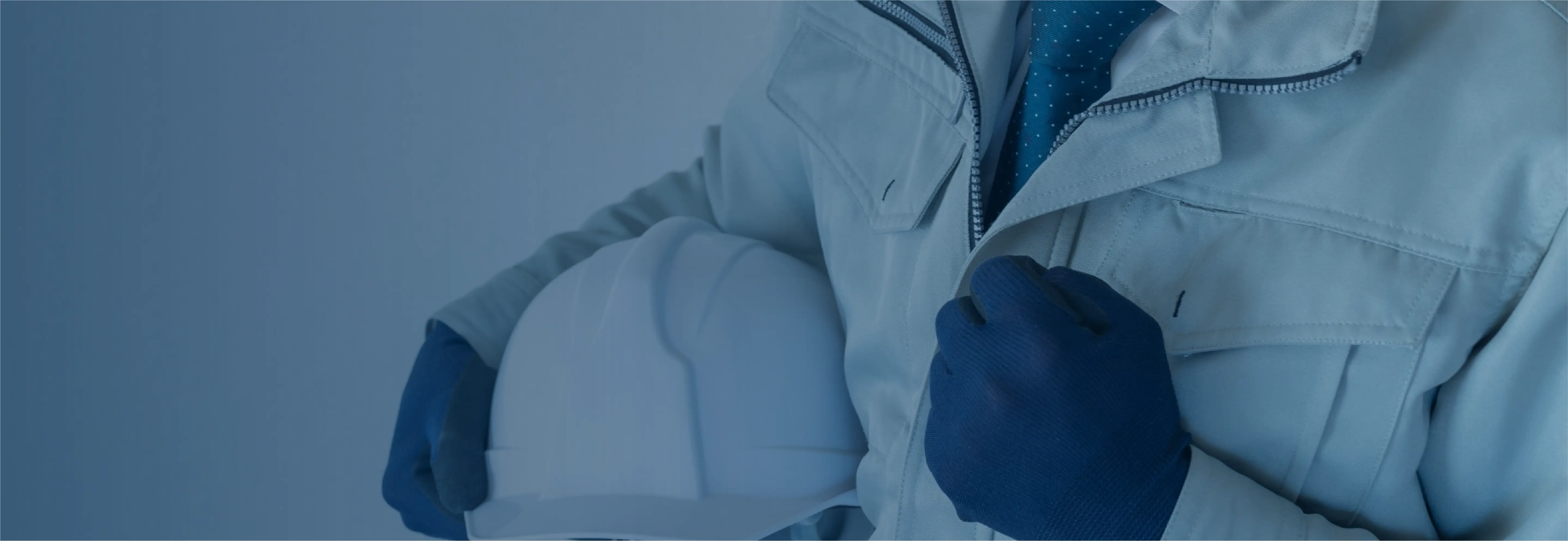 ヘルメットを抱えた作業員